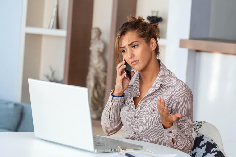 Por qué tu web no recibe formularios ni llamadas: 4 errores de diseño que espantan a tus clientes